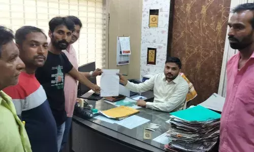 फर्जी पट्टे बनाकर आम रास्ते पर अतिक्रमण को लेकर किसानों ने सौंपा ज्ञापन