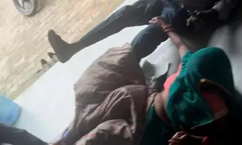 पार्षद ने नगर पालिका में आए दम्‍पत्‍त‍ि को लात घूसों से पीटा