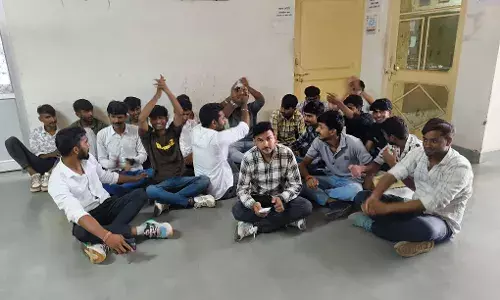 डिग्री के नाम विद्यार्थीयों से वसूली के खिलाफ किया प्रदर्शन