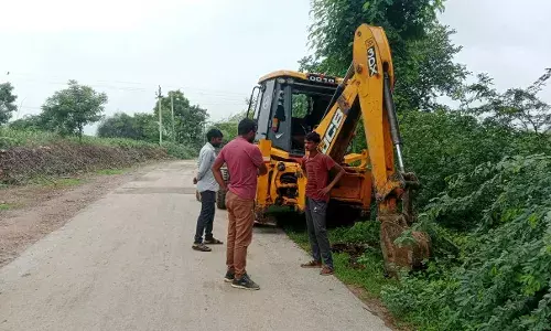 नाबालिग ड्राइवर बिना नंबरी जेसीबी चलाकर खोद रहे सड़क , विभाग के मना करने के बाद भी पुनःशुरू कर दिया काम नाबालिग ड्राइवर बिना नंबरी जेसीबी चलाकर खोद रहे सड़क , विभाग के मना करने के बाद भी पुनःशुरू कर दिया काम