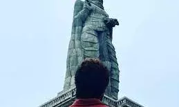 कपड़ा फैक्ट्री में इस एक्टर ने किया काम, 736 रुपये मिलती थी सैलरी, आज है 350 करोड़ संपत्ति का मालिक