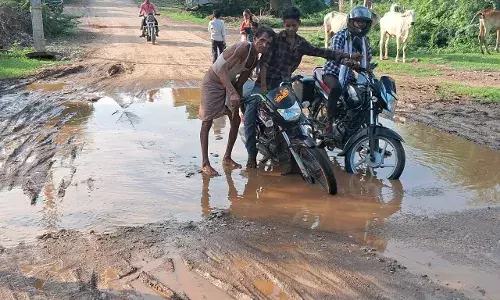 एक महीने पहले खोदी सड़क, अब कीचड़ से हो रही परेशानी, अधिकारी एक दूसरे की जिम्मेदारी बता झाड़ रहे पल्ला एक महीने पहले खोदी सड़क, अब कीचड़ से हो रही परेशानी, अधिकारी एक दूसरे की जिम्मेदारी बता झाड़ रहे पल्ला