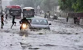 रेड अलर्ट,दिल्ली में बारिश का कहर, सड़कें लबालब, ट्रैफिक जाम, मकान गिरे