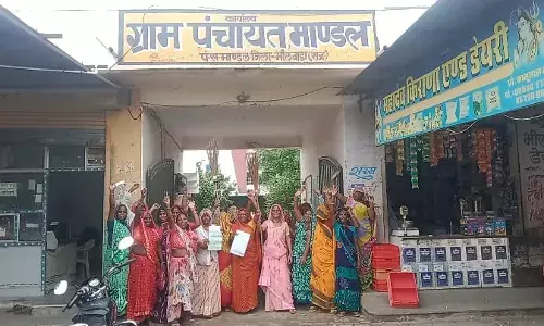 सरपंच के खिलाफ हाय हाय के लगे नारे , महिला सफाई कर्मचारी उतरी हड़ताल पर