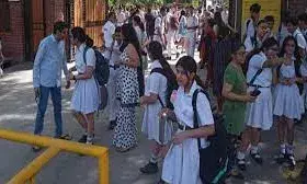 दिल्ली में फिर मिली स्कूल को बम से उड़ाने की धमकी,मचा हड़कंप दिल्ली में फिर मिली स्कूल को बम से उड़ाने की धमकी,मचा हड़कंप