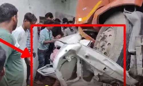तेज रफ्तार ट्रक कार पर जा चढ़ा, पांच लोगों की मौत एक गंभीर गायक