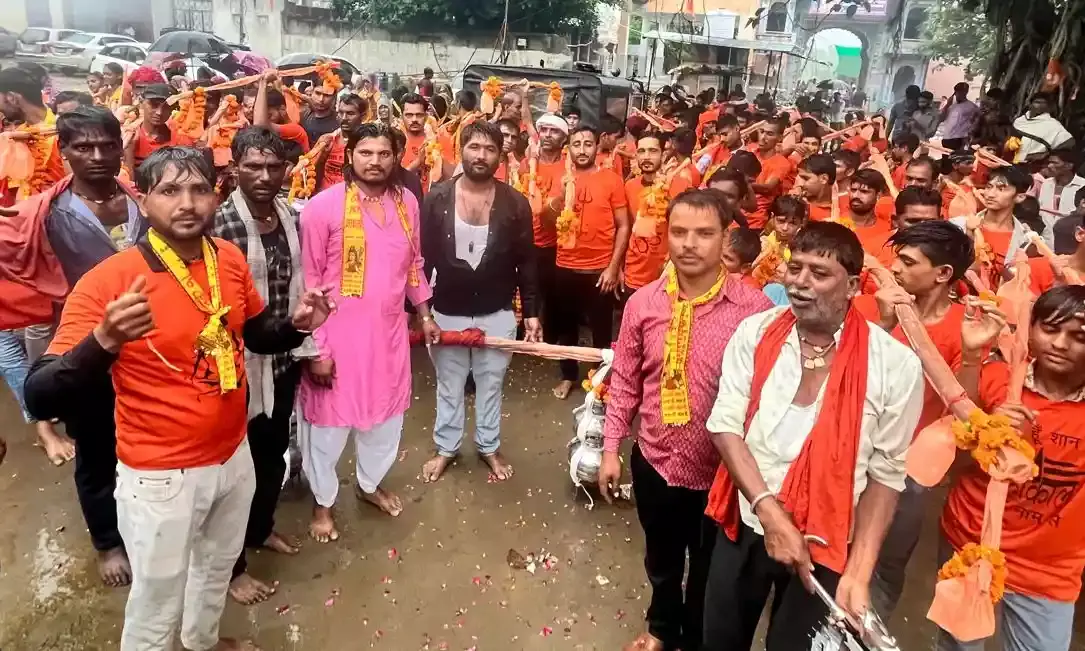 भोले नाथ के जयकारे के साथ निकली कावड यात्रा