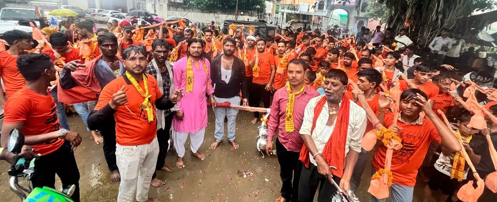 भोले नाथ के जयकारे के साथ निकली कावड यात्रा भोले नाथ के जयकारे के साथ निकली कावड यात्रा