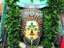 हरियाली अमावस्या पर बिल्वपत्र की माला पहनकर सजे बाबा महाकाल, भस्मारती का श्रृंगार देखते रह गए भक्त हरियाली अमावस्या पर बिल्वपत्र की माला पहनकर सजे बाबा महाकाल, भस्मारती का श्रृंगार देखते रह गए भक्त