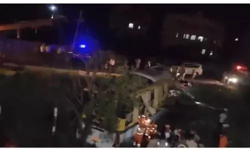 इटावा में डबल डेकर बस और कार में भिड़ंत 7 लोगों की मौत