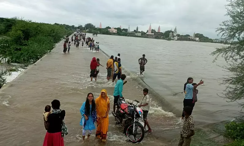 तीर्थ स्थल धानेश्वर धाम पर बने ऐनिकट पर 4 वर्ष बाद चली चादर तीर्थ स्थल धानेश्वर धाम पर बने ऐनिकट पर 4 वर्ष बाद चली चादर