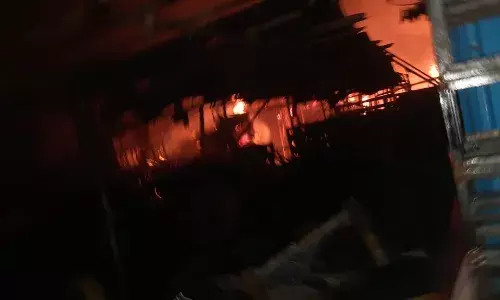 दिल्ली के एक टेंट हाउस में लगी भीषण आग, चार कार जलकर हुई राख; लाखों का हुआ .. नुकसान
