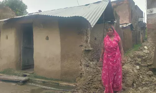 लगातार बारिश से कच्चे मकान की दीवार धाराशाही