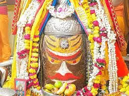 बाबा महाकाल ने राजसी स्वरूप में दिए दर्शन, भस्म आरती में भांग और चंदन से किया गया श्रृंगार बाबा महाकाल ने राजसी स्वरूप में दिए दर्शन, भस्म आरती में भांग और चंदन से किया गया श्रृंगार