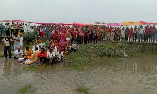 ग्रामीणों ने खारी नदी की पूजा-अर्चना कर ओढ़ाई ओढ़नी