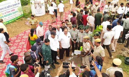 ढोल की थाप पर हुआ एक साथ 2100 पौधों का रोपण