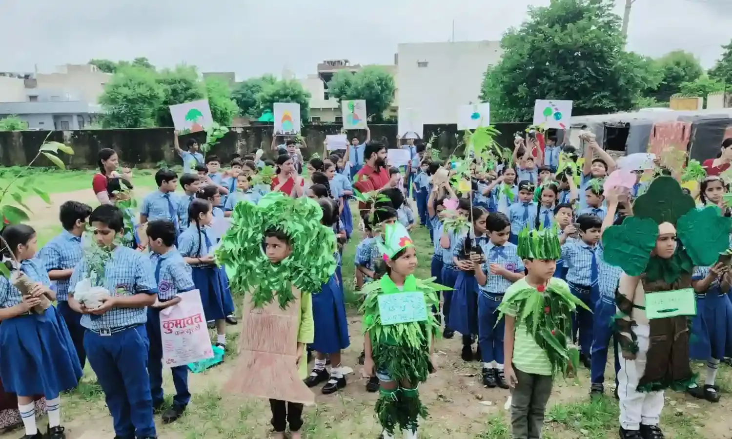 प्रत्येक बच्चे ने वृक्षारोपण करके संरक्षण का लिया संकल्प
