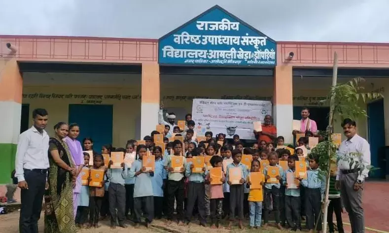 छात्र-छात्राओं को अभ्यास पुस्तिकाएं वितरित