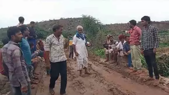 डंपर बंद नहीं होंंगे तब तक धरना प्रदर्शन जारी रहेगा डंपर बंद नहीं होंंगे तब तक धरना प्रदर्शन जारी रहेगा