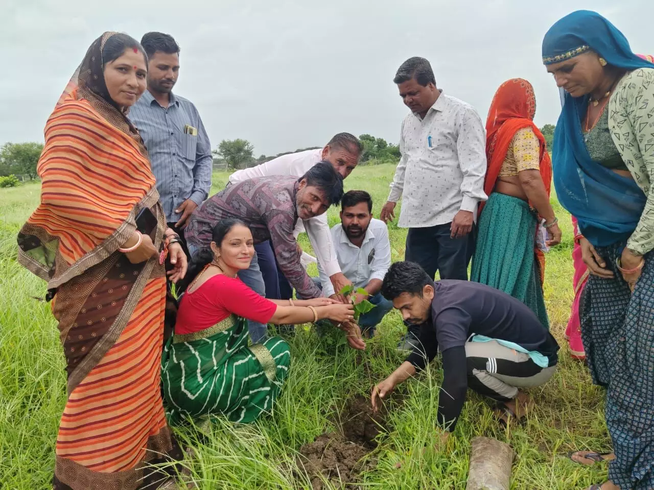 एक पेड़ मां के नाम अभियान के तहत खेल मैदान एवं मंदिर परिसर में पौधारोपण किया गांगलास में