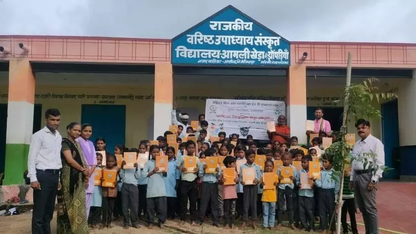 छात्र-छात्राओं को अभ्यास पुस्तिकाएं वितरित छात्र-छात्राओं को अभ्यास पुस्तिकाएं वितरित