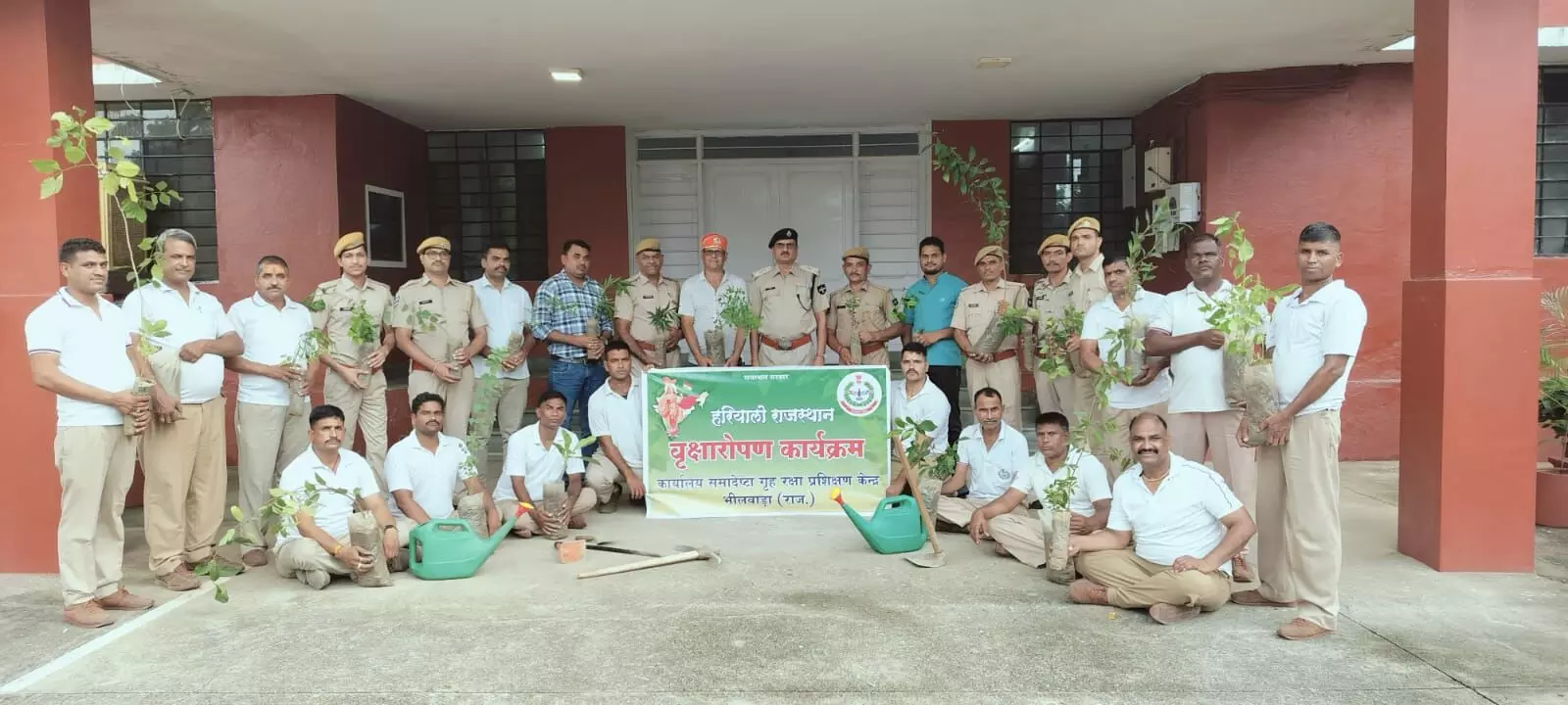 “हरियालो राजस्थान“ के अंतर्गत होमगार्ड कार्यालय में लगाए गए 130 पौधे
