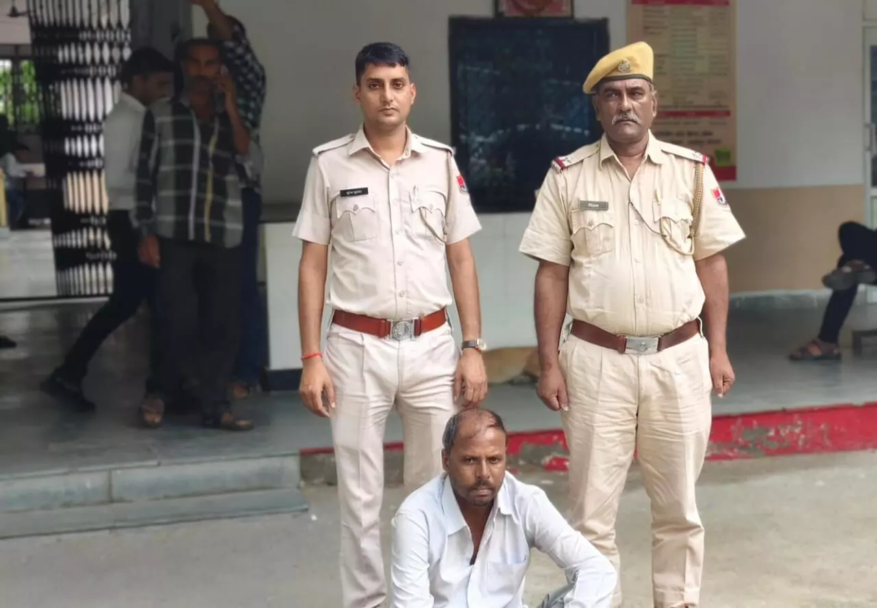 रोडवेजकर्मी का मोबाइल चुराकर बैंक खाते से सात लाख रुपये निकालने वाला रामप्रसाद गिरफ्तार रोडवेजकर्मी का मोबाइल चुराकर बैंक खाते से सात लाख रुपये निकालने वाला रामप्रसाद गिरफ्तार