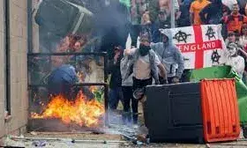 बांग्लादेश के बाद ब्रिटेन में भी हालात बेकाबू, जारी हिंसा का दौर