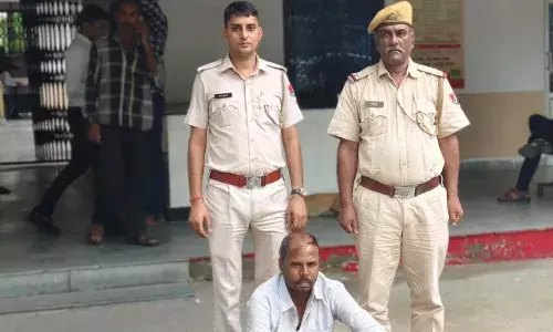 रोडवेजकर्मी का मोबाइल चुराकर बैंक खाते से सात लाख रुपये निकालने वाला रामप्रसाद गिरफ्तार रोडवेजकर्मी का मोबाइल चुराकर बैंक खाते से सात लाख रुपये निकालने वाला रामप्रसाद गिरफ्तार