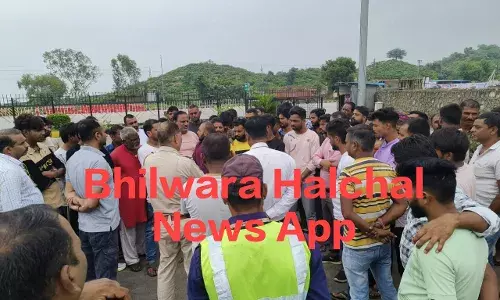 सडक़ हादसे में बाइक सवार की मौत, मुआवजे व नौकरी की मांग को लेकर ग्रामीणों ने घेरा टोल प्लाजा, 9 किया प्रदर्शन