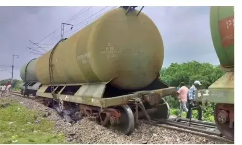केरोसिन ढो रही  मालगाड़ी के  5 टैंकर पटरी से उतरे