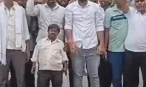 एक माह पहले मांडल के युवक की मौत, अब परिजनो ने मुआवजे की मांग को लेकर किया जिंक पर प्रदर्शन, समझौते के बाद विवाद निपटा