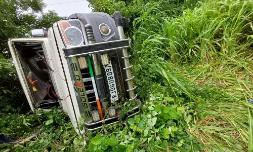 अनियंत्रित होकर बोलेरो खेत के घुसी, कोई हताहत नही