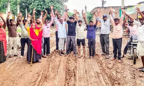 मन्दिर के बाहर फैला कीचड़, ग्रामीणों नें किया प्रदर्शन मन्दिर के बाहर फैला कीचड़, ग्रामीणों नें किया प्रदर्शन