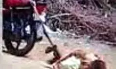 पत्नी को बाइक से बांधकर घसीटा,