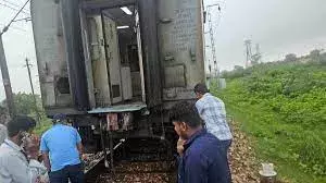 अचानक चलते हुए दो हिस्सों में बंटी नंदा देवी एक्सप्रेस, यात्रियों में मचा हड़कंप अचानक चलते हुए दो हिस्सों में बंटी नंदा देवी एक्सप्रेस, यात्रियों में मचा हड़कंप