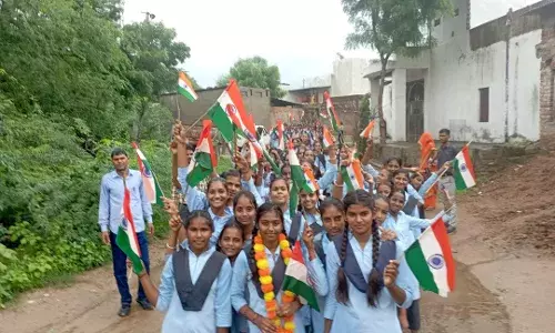 धनोप के दोनों राजकीय विद्यालय में तिरंगा रैली निकाली