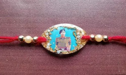 भारतीय सेना के जवानों के लिए हाथों से बनाकर बहनों ने भेजी राखियां