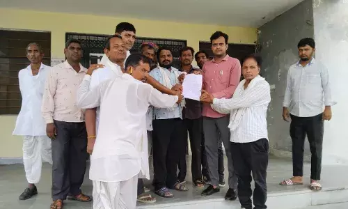 फसल खराबी को लेकर किसानों ने उपखंड अधिकारी को ज्ञापन सोपा