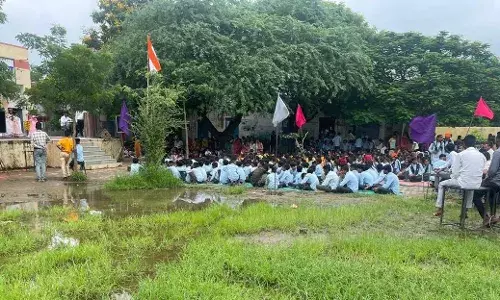 स्वतंत्रता दिवस पर विद्यालय में कीचड में बैठने पर विवश ग्रामीण व बच्चे स्वतंत्रता दिवस पर विद्यालय में कीचड में बैठने पर विवश ग्रामीण व बच्चे