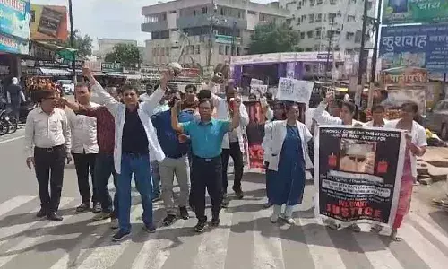 डॉक्टर से बर्बरता का विरोध-भीलवाड़ा में डॉक्टर हड़ताल पर , निजी व सरकारी अस्पतालों में नहीं मिली सेवायें, आठ हजार से ज्यादा मरिज परेशान