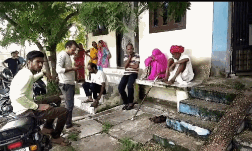 कमरे में फंदे से झुलती मिली लाश, पत्नी गई है पीहर