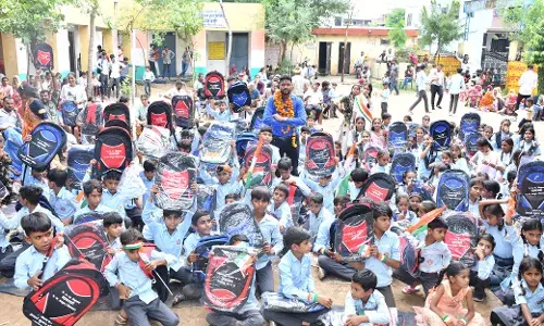 शिक्षक ने किया प्रेरणादायी कार्य, बच्चो को बांटे एक लाख रुपए के स्कूल बैग