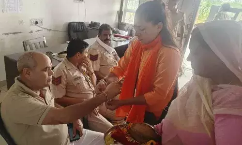 दुर्गावाहिनी सेविकाओं ने पुलिस कर्मियों को रक्षा सूत्र बांधा
