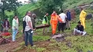 ठाणे में दूध का टैंकर खाई में गिरा, पांच की मौत और चार घायल