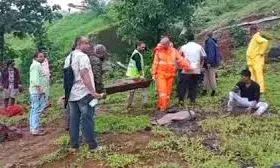 ठाणे में दूध का टैंकर खाई में गिरा, पांच की मौत और चार घायल ठाणे में दूध का टैंकर खाई में गिरा, पांच की मौत और चार घायल