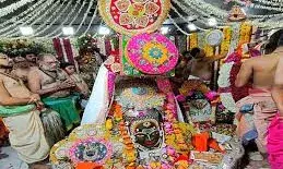 पुजारी परिवार की महिलाओं ने बाबा महाकाल को बांधी राखी, लगा सवा लाख लड्डुओं का लगाया गया भोग