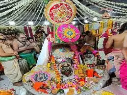 पुजारी परिवार की महिलाओं ने बाबा महाकाल को बांधी राखी, लगा सवा लाख लड्डुओं का लगाया गया भोग पुजारी परिवार की महिलाओं ने बाबा महाकाल को बांधी राखी, लगा सवा लाख लड्डुओं का लगाया गया भोग