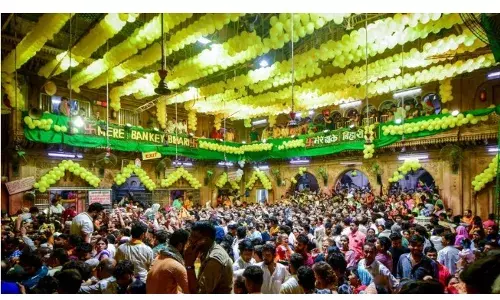 बांके बिहारी मंदिर में उमड़ी भीड़, सारे उपाय फेल… दम घुटने से एक श्रद्धालु की मौत