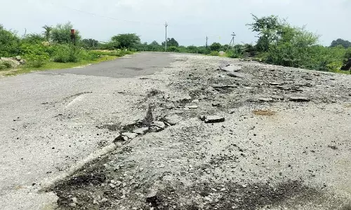 ग्रेनाइट ब्लॉक से भरा ट्रेलर स्टेट हाईवे पर गिरा रोड़ हुआ क्षतिग्रस्त ,बड़ा हादसा टला रात का फायदा उठाकर चालक ट्रेलर लेकर फरार